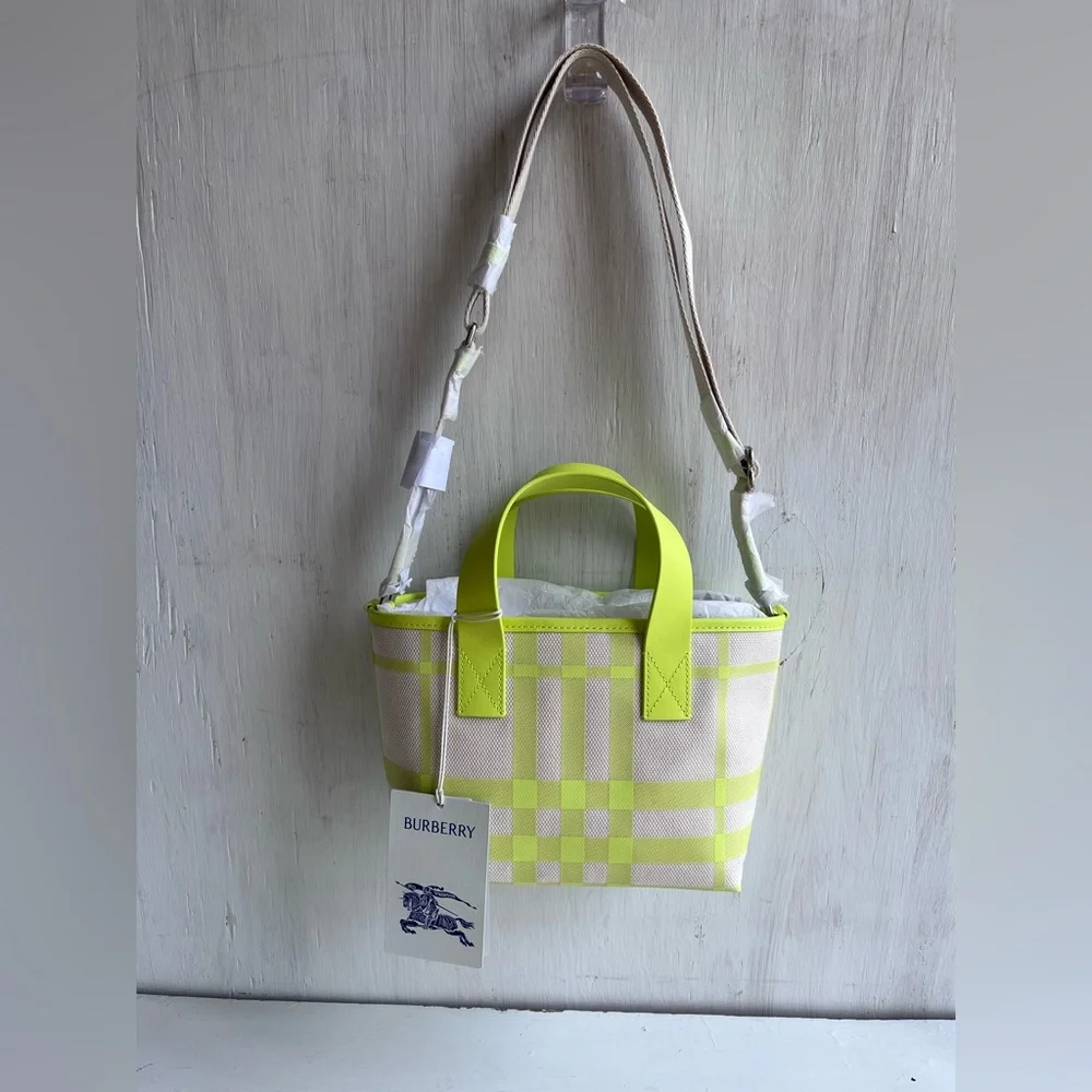 BURBERRY Vivid Lime Gift Box Bundle - Picture 8 of 14